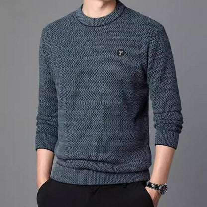 Man wearing textured green knit sweater with long sleeves, Auretier fashion style
